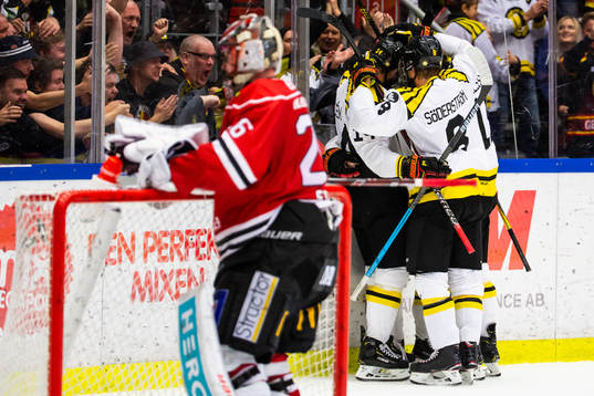Brynäs Samuel Asklöf jublar med lagkamrater