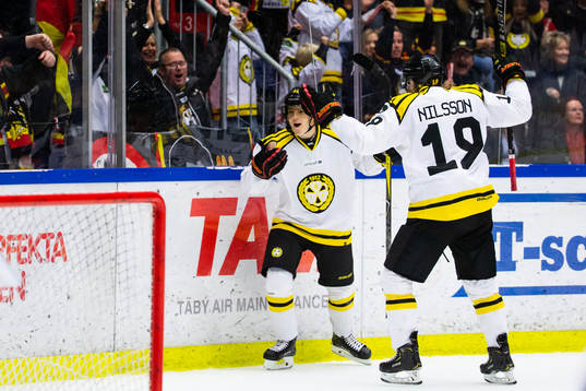 Brynäs Samuel Asklöf och Ludvig Nilsson jublar