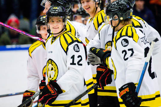Brynäs Samuel Asklöf jublar med lagkamrater