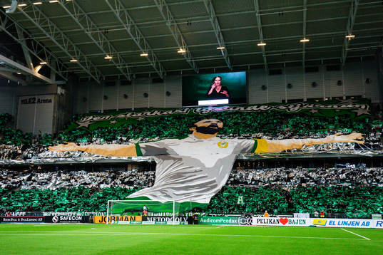 Hammarbys supportar med ett tifo föreställande Kennedy
