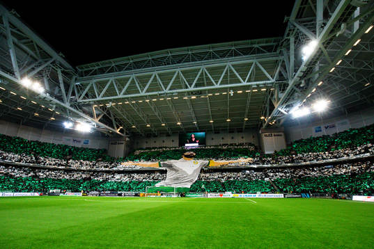 Hammarbys supportrar med ett tifo för Kennedy Bakircioglu