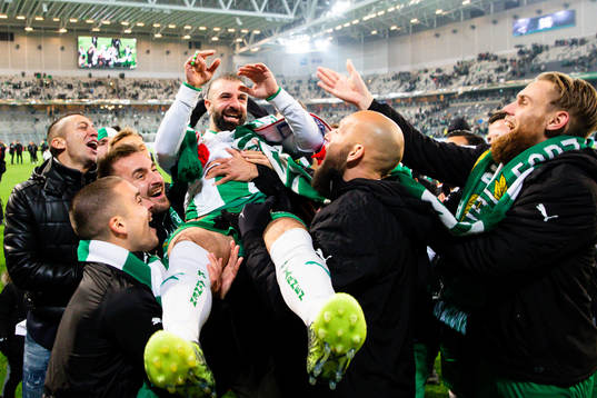 Hammarbys Kennedy Bakircioglu blir hissad av lagkamrater