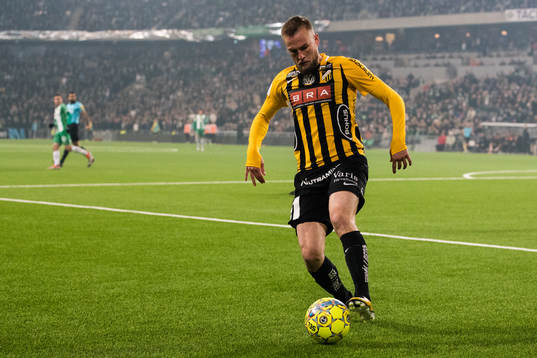Häckens Alexander Faltsetas med bollen
