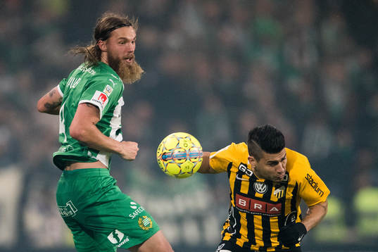 Hammarbys Björn Paulsen i en nickduell med Häckens