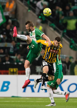 Hammarbys Mads Fenger Nielsen i en nickduell med Häckens