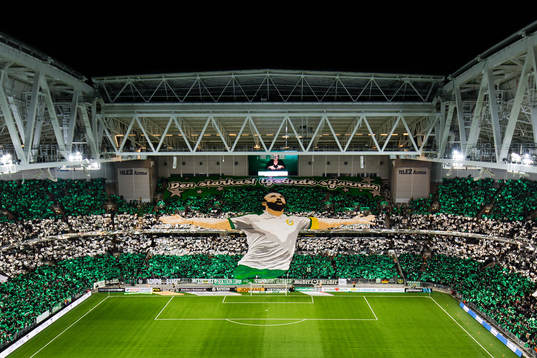 Hammarbys supportrar med ett TIFO innan fotbollsmatchen i