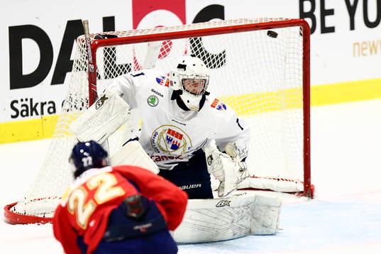 Örebros målvakt Razmus Stenström ser pucken gå in från