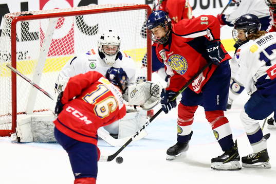 Stockholm Nords Marcus Limpar Lantz skjuter mot mål där
