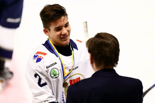 Örebros Bo-Buster Björn tar emot medalj
