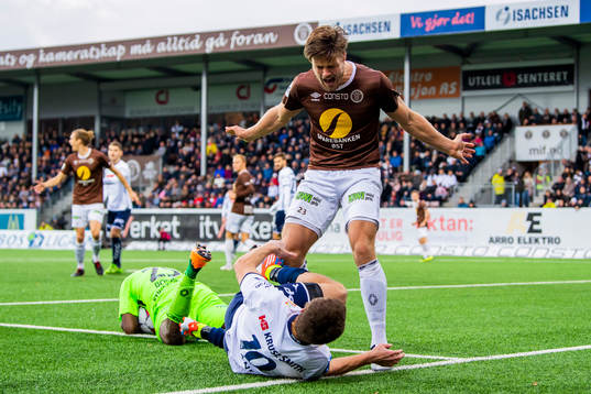 Sondre Johansen of Mjøndalen and Tommy Høiland of Viking