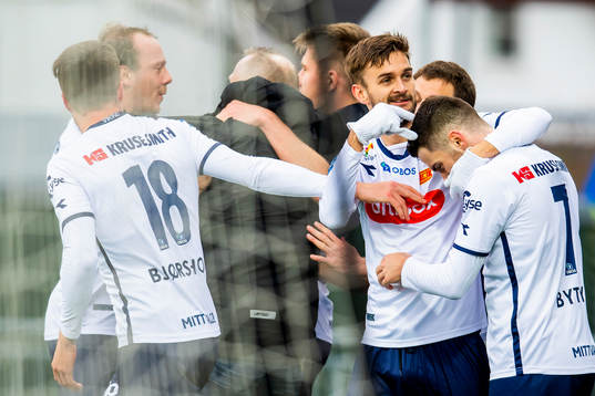 Johnny Furdal of Viking celebrates with his teammates