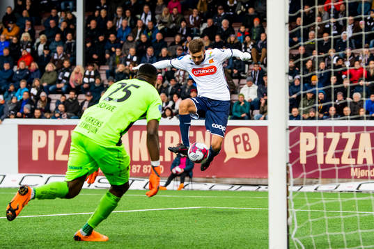 Johnny Furdal of Viking scores 1-3