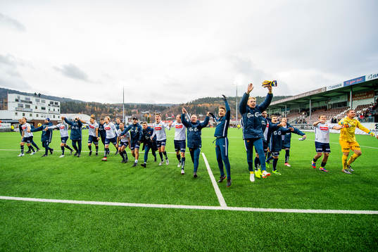 Sondre Flem Bjørshol and the players of Viking celebratee
