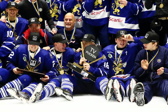 Göteborgs spelare poserar med pokalen