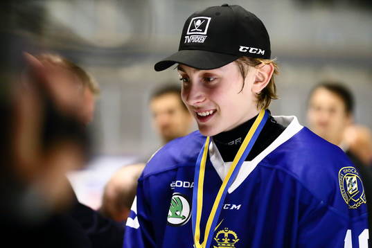 Göteborgs Ludwig Persson tar emot en medalj
