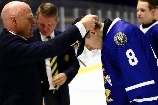 Göteborgs Jesper Ahl tar emot en medalj