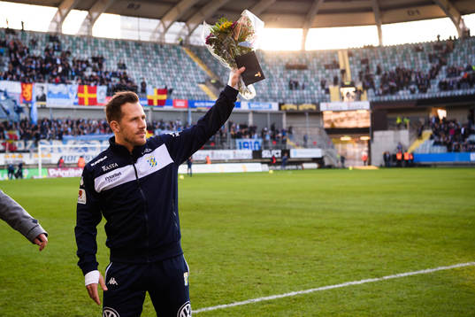 IFK Göteborgs Tobias Hysén tackas av