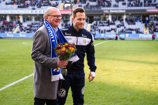 IFK Göteborgs Tobias Hysén avtackas av ordförande Mats
