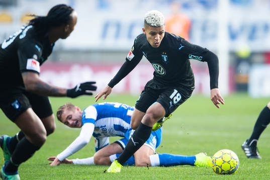 IFK Göteborgs Benjamin Nygren tacklas av Malmö FFs Romain
