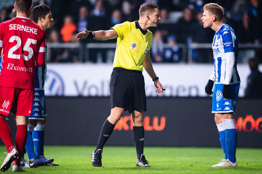 IFK Göteborgs Carl Starfelt reagerar mot Domare Martin