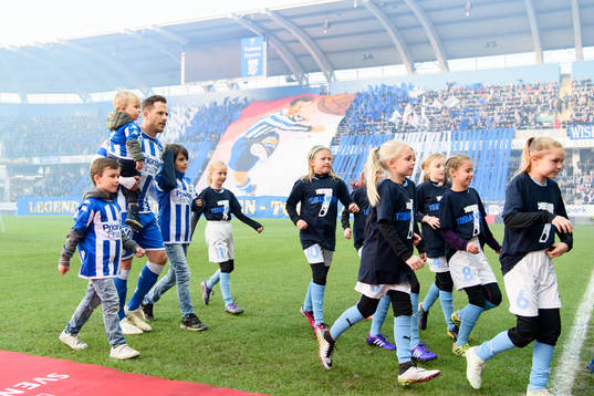 IFK Göteborgs Tobias Hysén hyllas med ett tifo innan