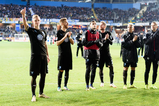 Malmö FFs Sören Rieks gör tummen upp till publiken