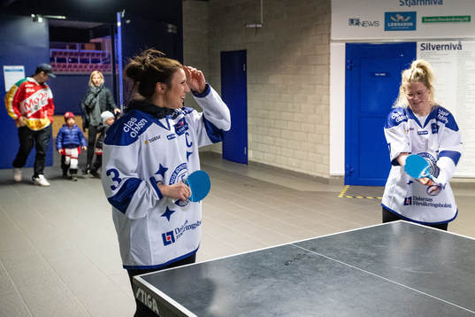 Leksands Elin Lundberg och Emma Lind från Leksands damlag