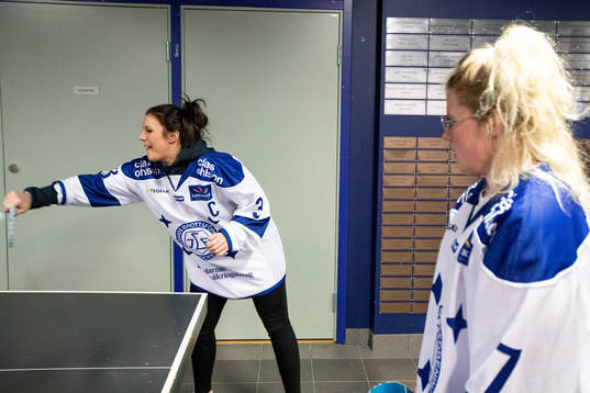 Leksands Elin Lundberg och Emma Lind från Leksands damlag
