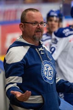 Leksands materialförvaltare Rob Flahiff vid uppvärmningen