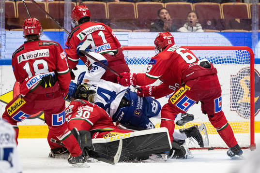 Leksands David Lundmark gör 1-0 bakom Modos målvakt Linus