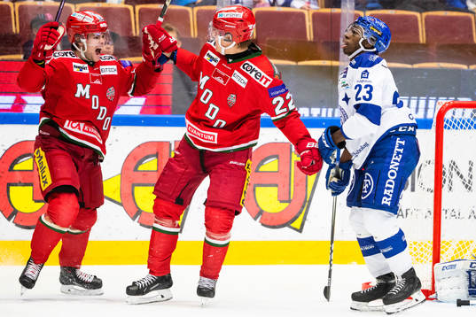 Modos Jonathan Johnsson jublar med lagkamrater