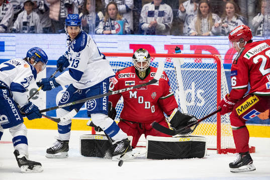 Leksands Jon Knuts framför Modos målvakt Linus Lundin och