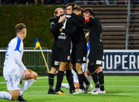 Västerås Douglas Karlberg jublar med lagkamrater