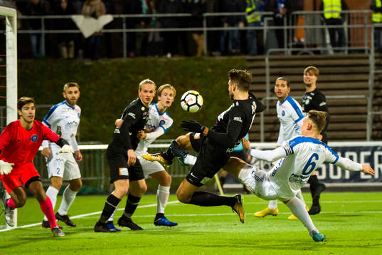 Västerås Emir Smajic passar fram bollen till Douglas