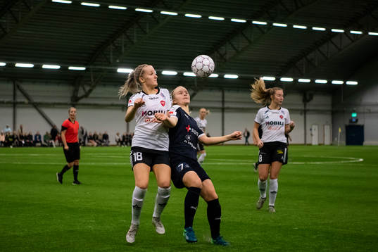 Rosengårds Matilda Roth i en duell med Limhamn Bunkeflos