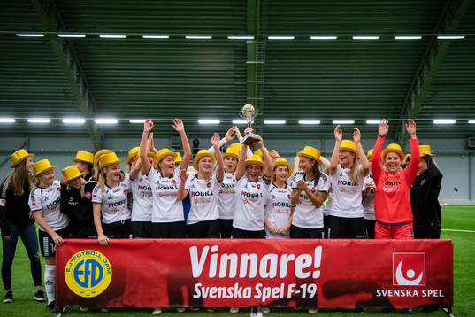 Limhamn Bunkeflos Elina Lenir höjer pokalen