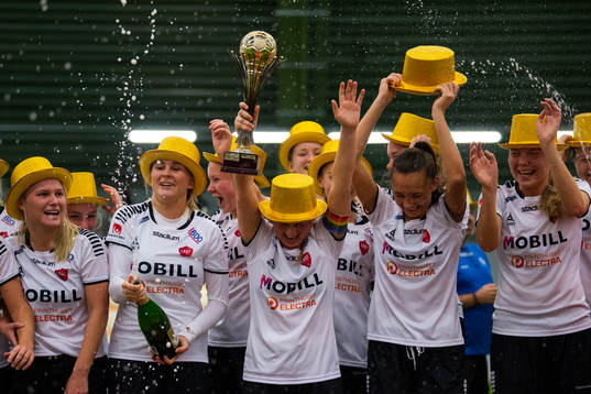 Limhamn Bunkeflos Elina Lenir höjer pokalen