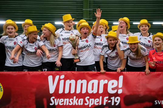 Limhamn Bunkeflos Elina Lenir höjer pokalen