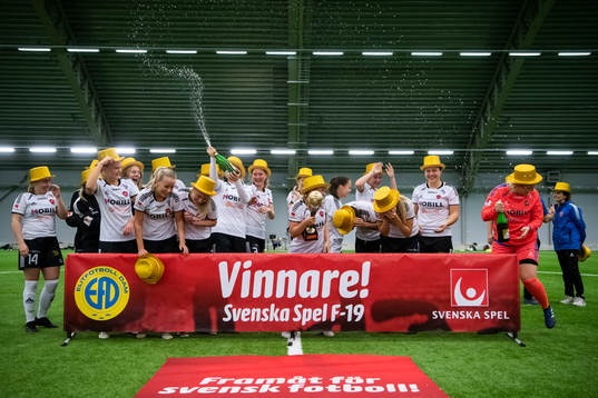 Limhamn Bunkeflos Elina Lenir höjer pokalen