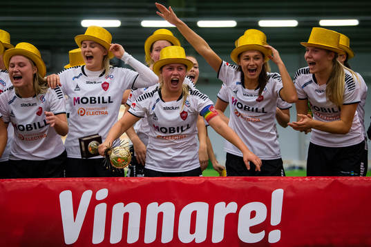 Limhamn Bunkeflos Elina Lenir höjer pokalen