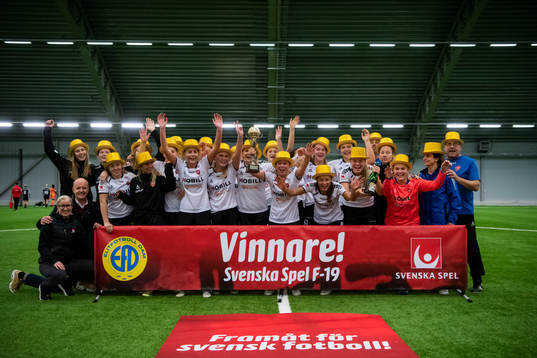 Limhamn Bunkeflos Elina Lenir höjer pokalen