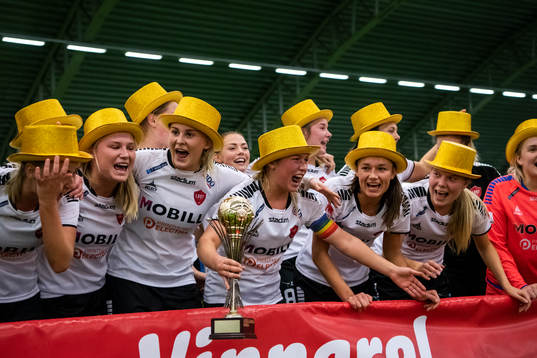 Limhamn Bunkeflos Elina Lenir höjer pokalen