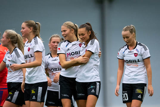 Limhamn Bunkeflos Beatrice Persson jublar med lagkamrater