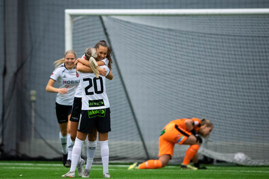 Limhamn Bunkeflos Beatrice Persson jublar med lagkamrat