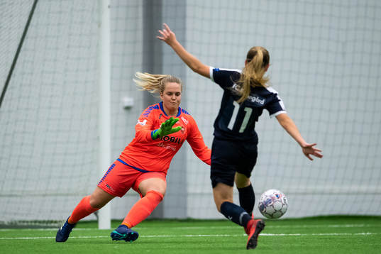 Limhamn Bunkeflos målvakt Erika Nykjaer i en duell med