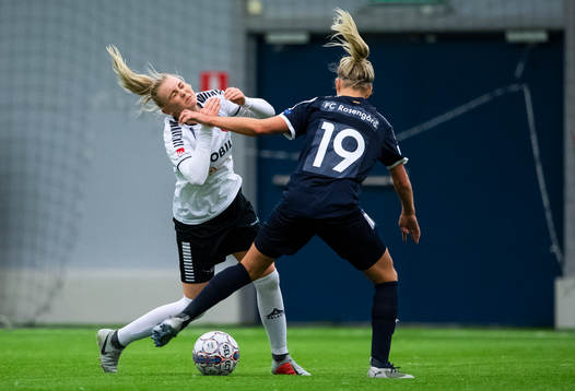 Limhamn Bunkeflos spelare och Rosengårds spelare i en duell