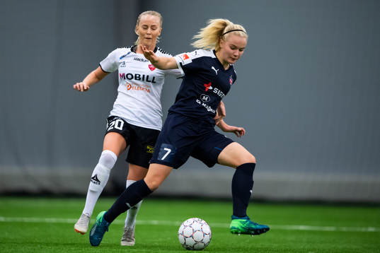 Limhamn Bunkeflos Emma Paulsson i en duell med Rosengårds
