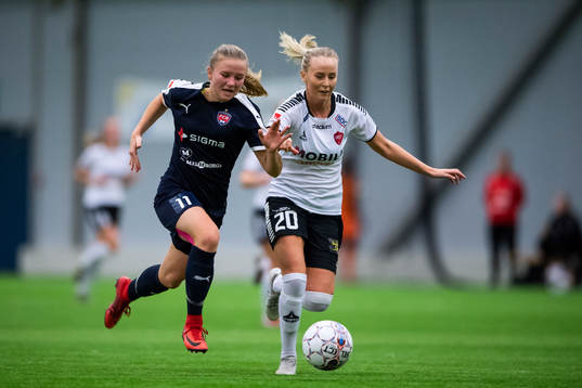 Limhamn Bunkeflos Emma Paulsson i en duell med Rosengårds