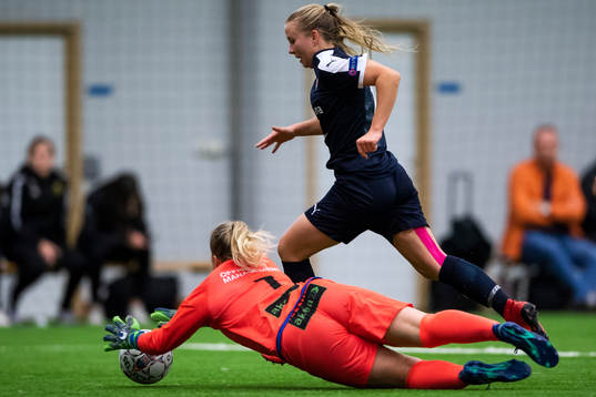 Limhamn Bunkeflos Erika Nykjaer i en duell med Rosengårds