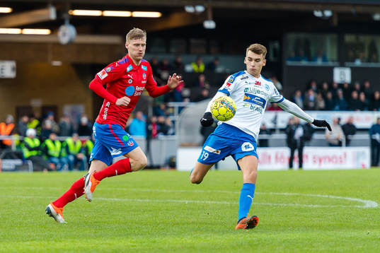 Helsingborgs Andri Runar Bjarnason  jagar Värnamos Rasmus
